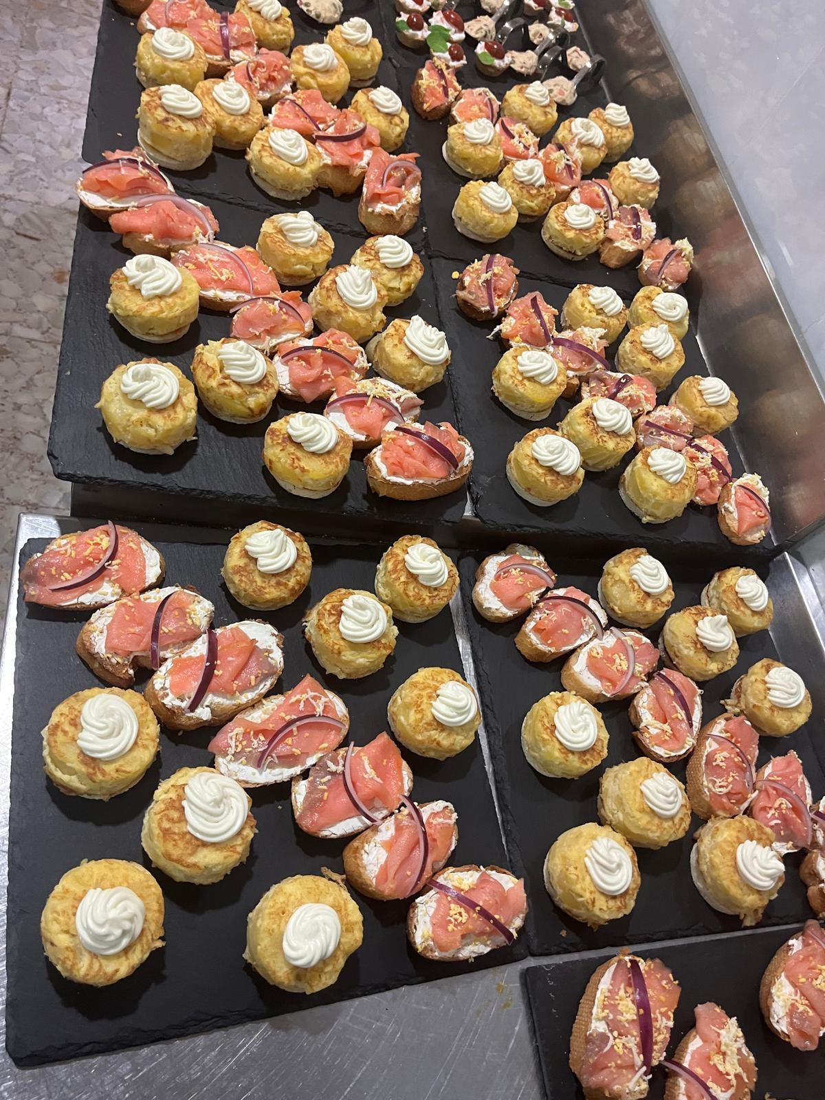 Bandeja de canapés de salmón ahumado