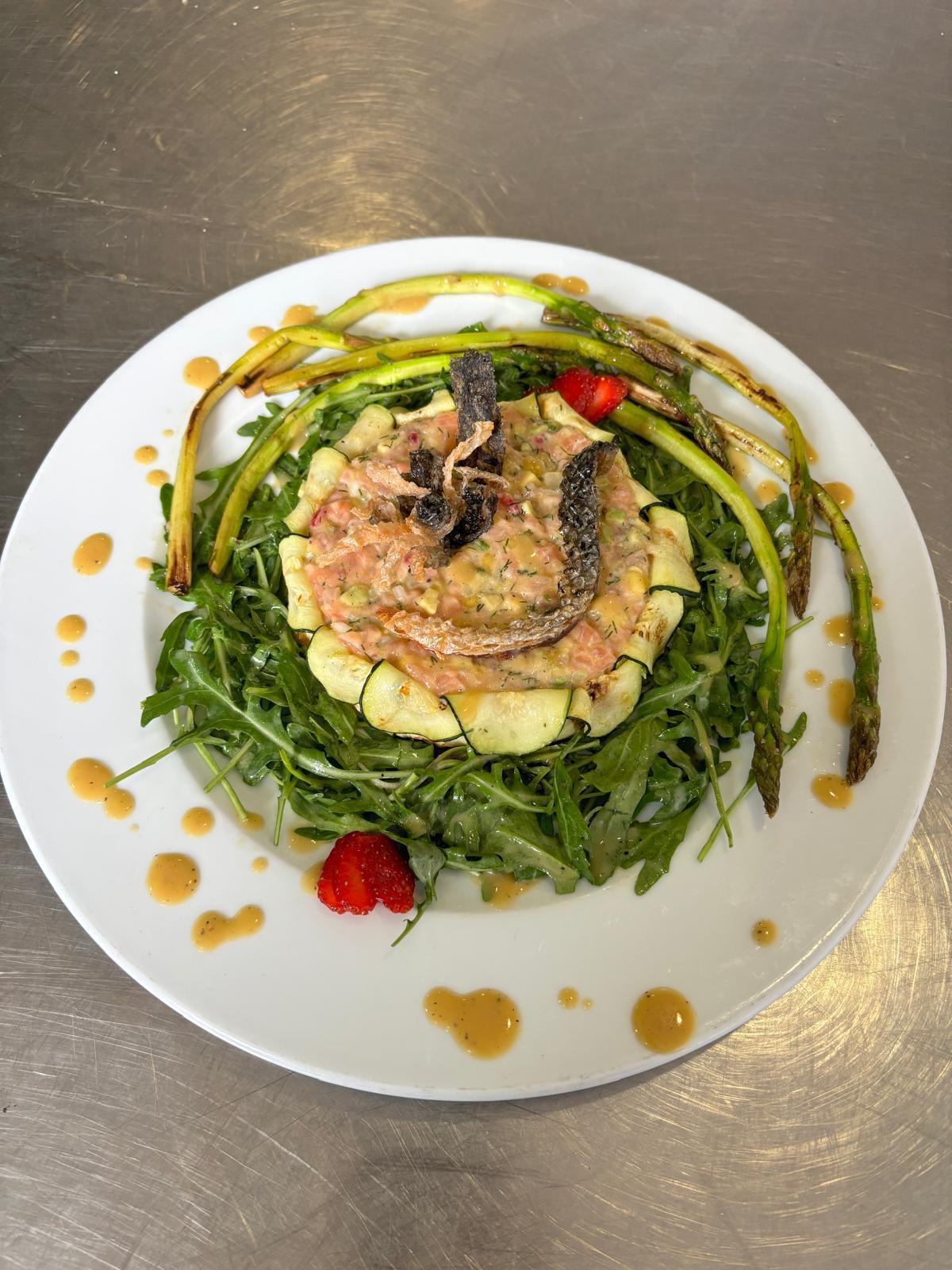 Tartar de salmón con espárragos y rúcula