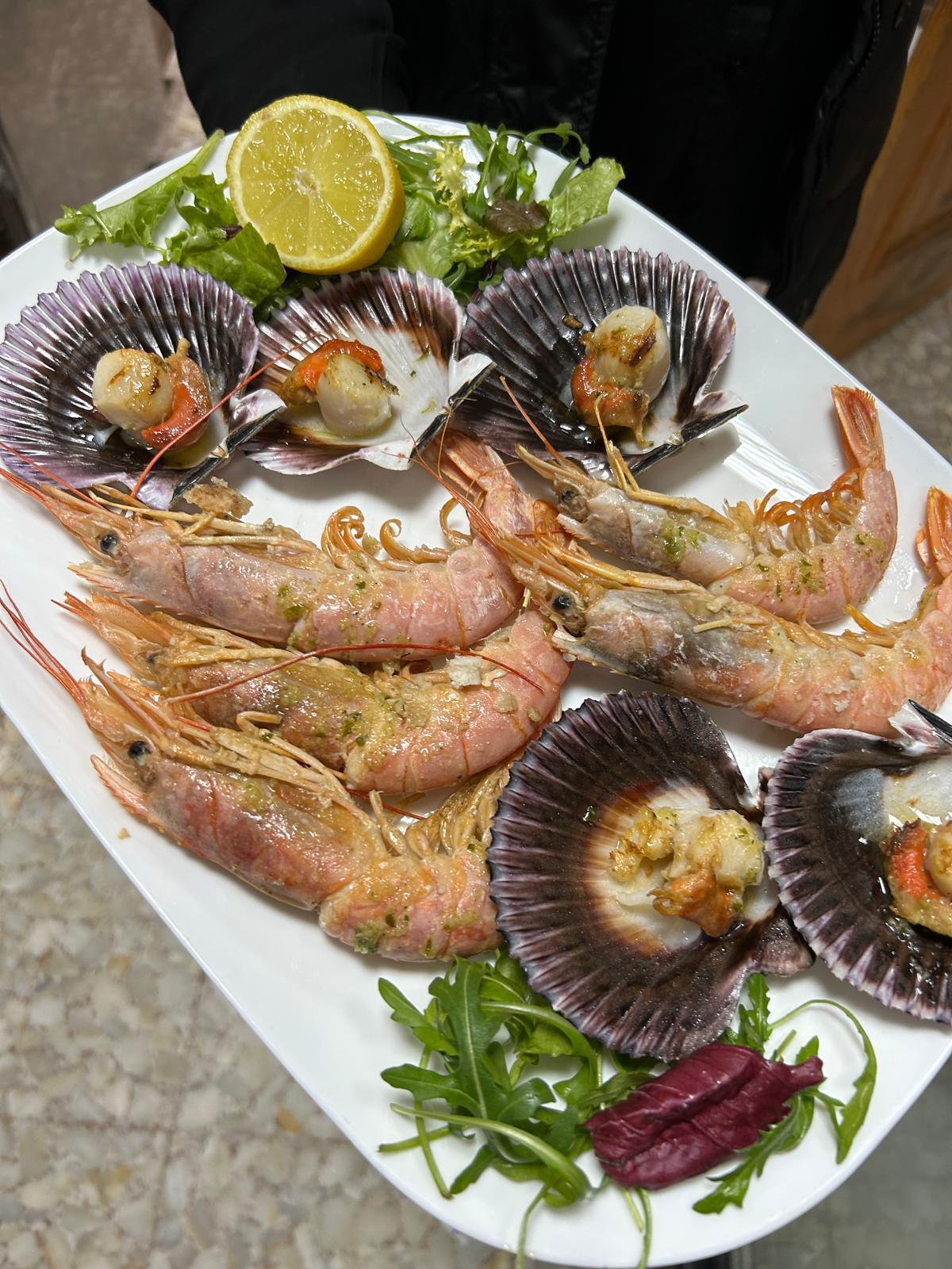 Mariscada de gambones y zamburiñas
