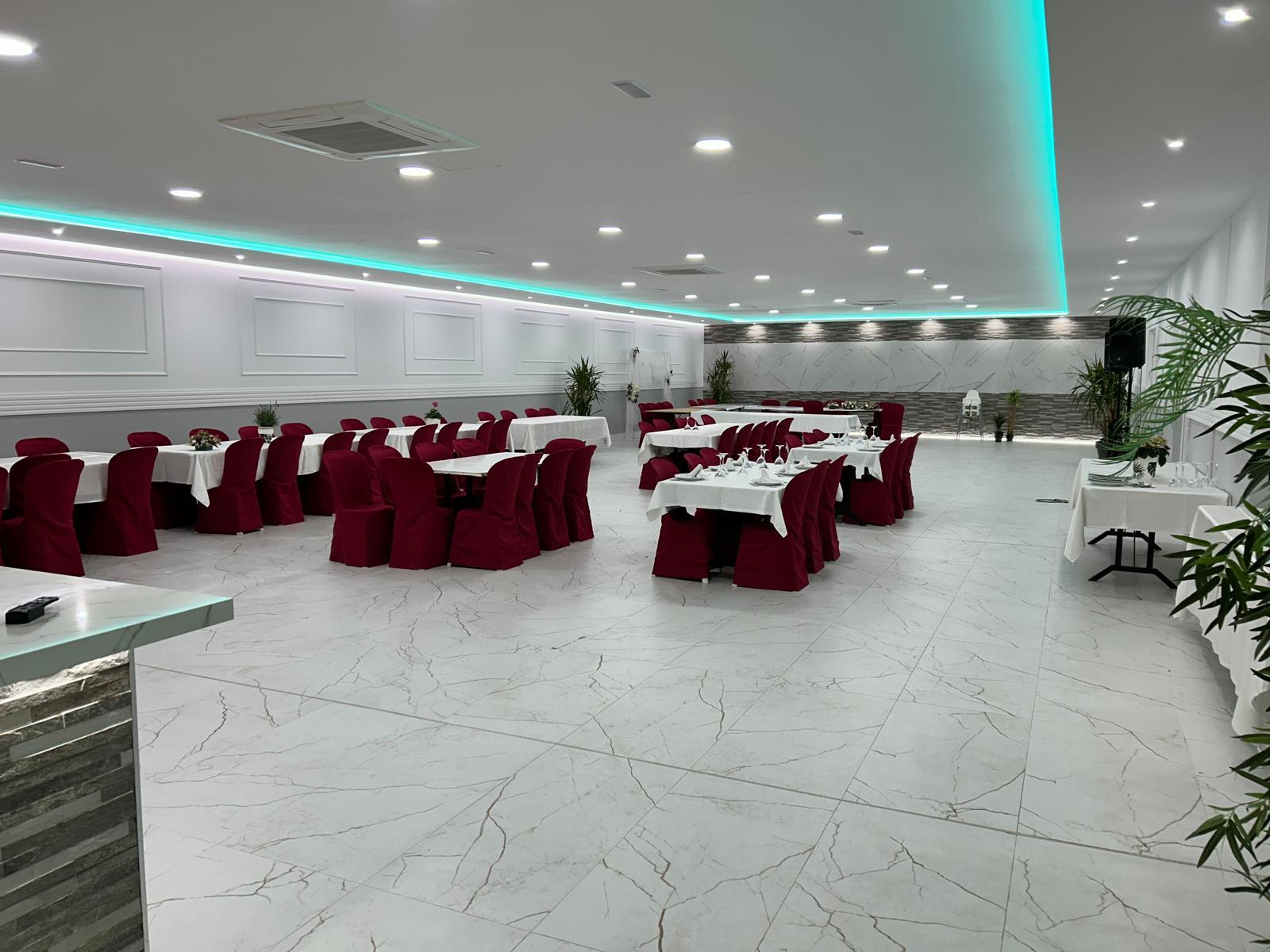 Salón de celebraciones con mesas vestidas