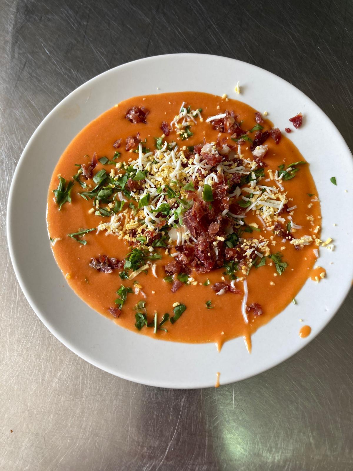 Salmorejo con jamón y huevo rallado