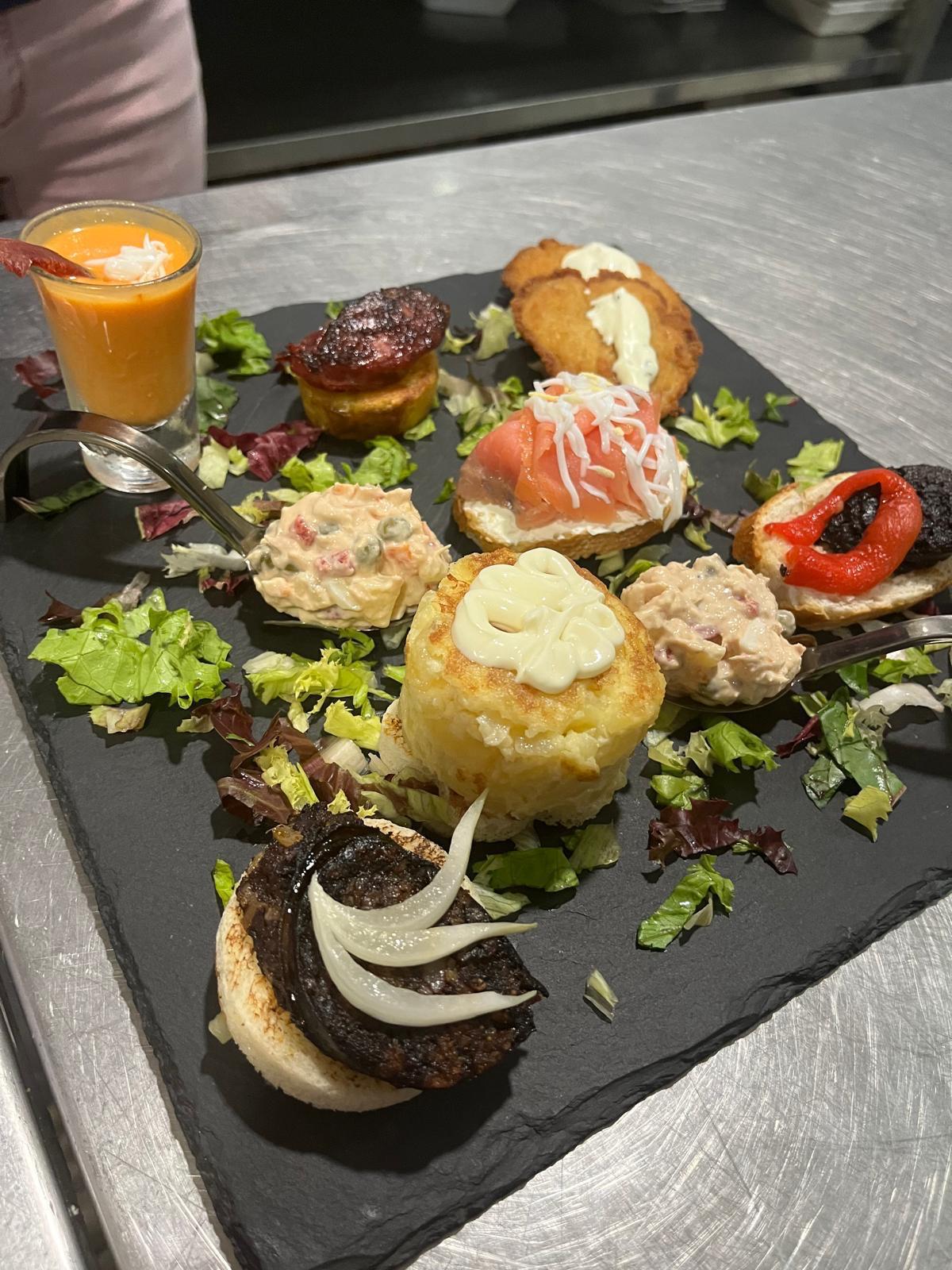 Tabla de pinchos y aperitivos variados