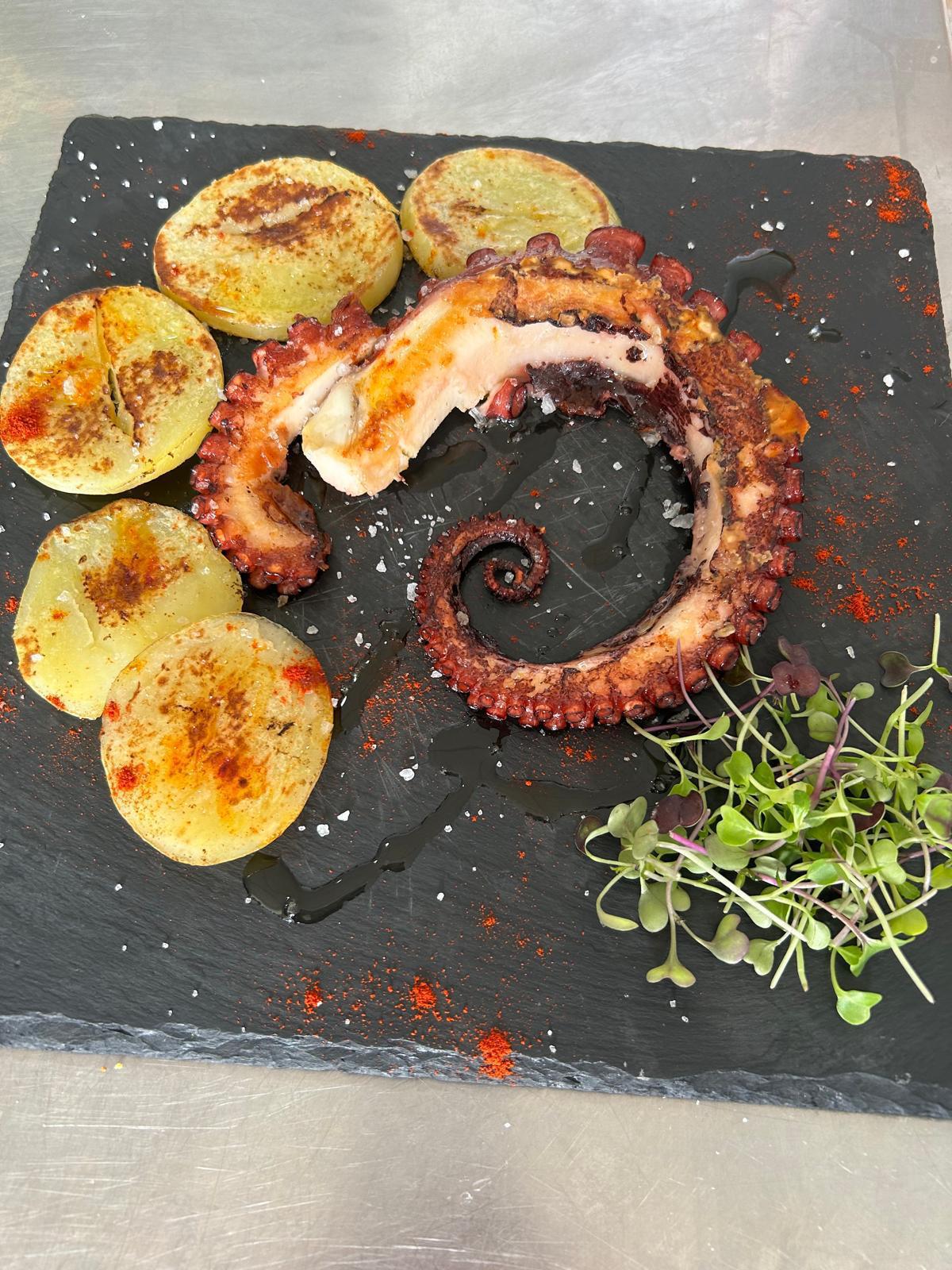Pulpo a la brasa con patatas y pimentón