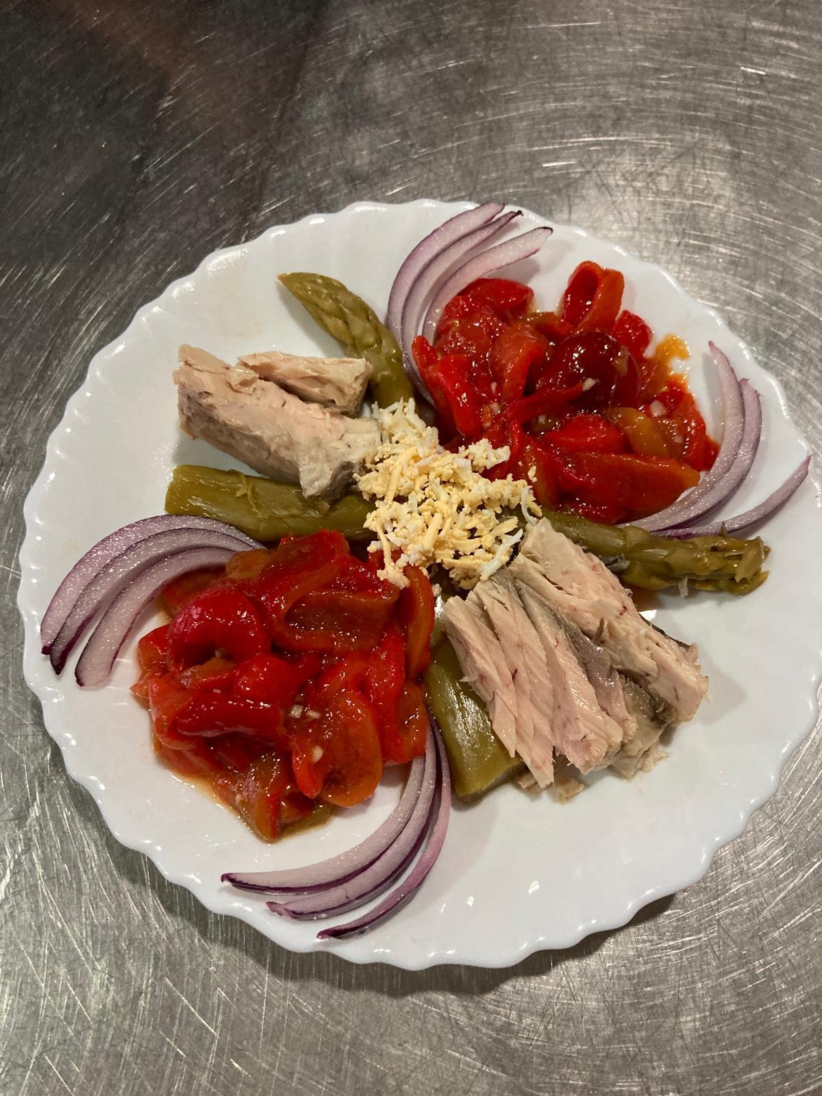 Ensalada de ventresca con pimientos y espárragos