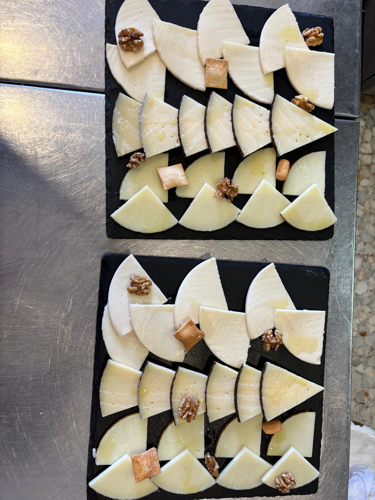 Tabla de quesos manchegos con nueces y miel