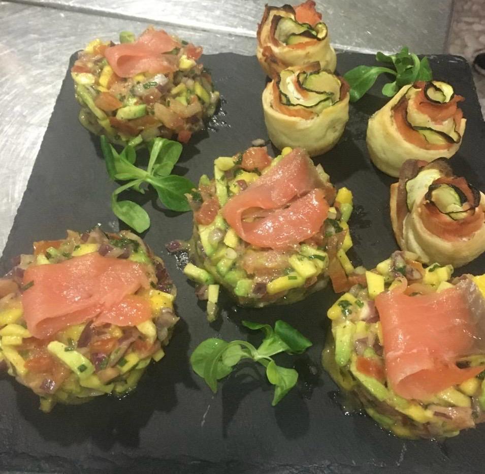 Tartar de aguacate con salmón ahumado y rollitos de calabacín