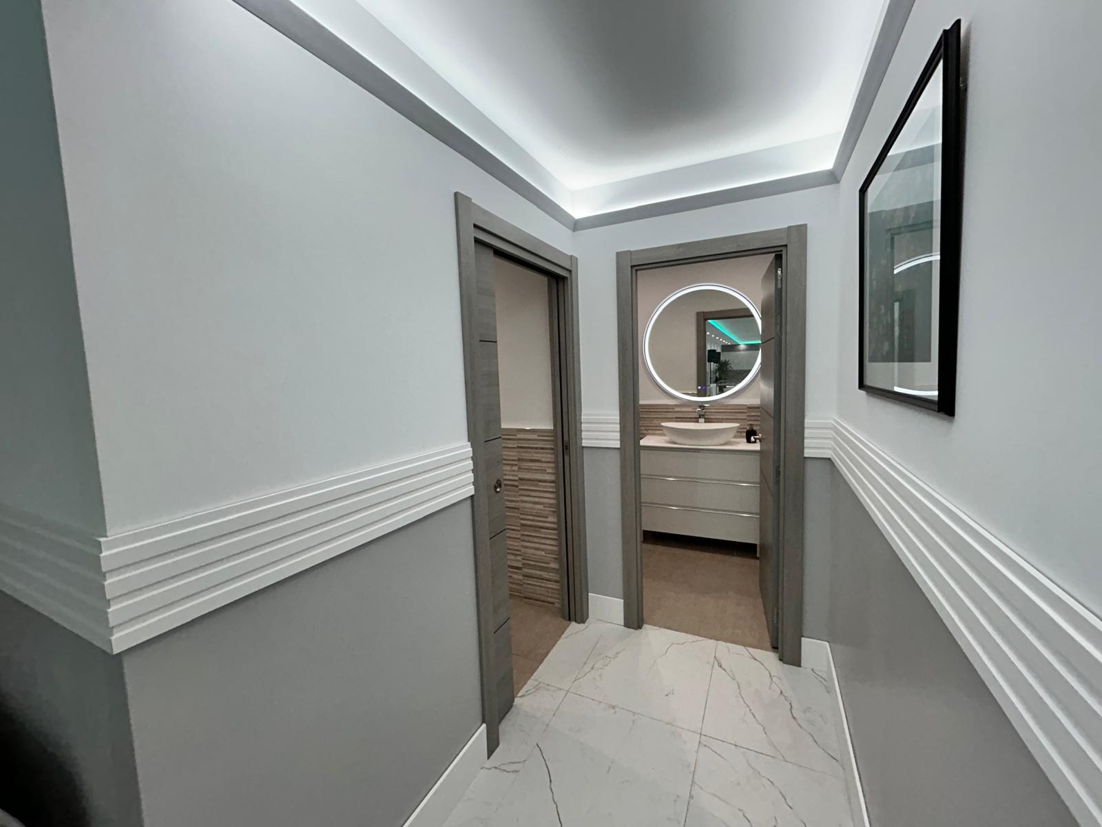 Pasillo interior con aseos