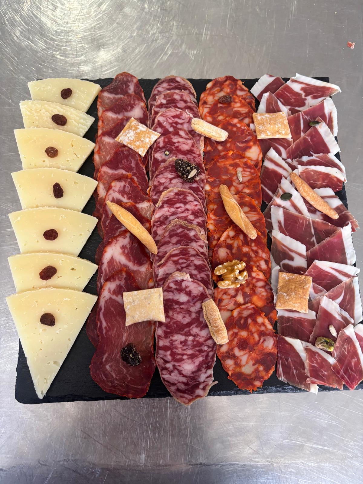 Tabla de quesos y embutidos ibéricos