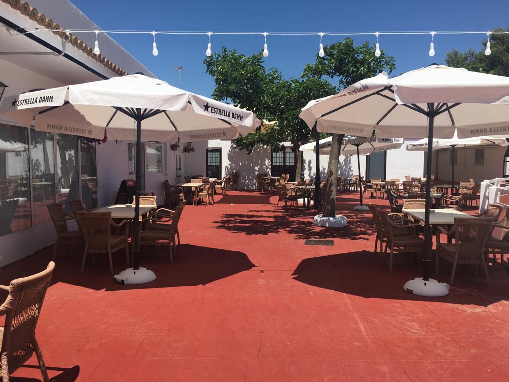 Terraza con sombrillas y luces