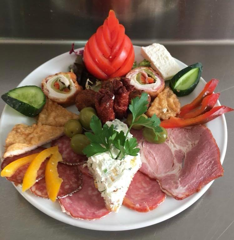 Tabla de ibéricos, quesos y entrantes variados